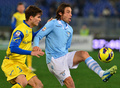 12-13イタリア・セリエAは26日、第22節の試合が行われ、ラツィオ（SS Lazio）は0-1でキエーボ・ベローナ（Chievo Verona）に敗れた。

キエーボ・ベローナのマルコ・アンドレオッリ（Marco Andreolli、左）を背にボールをコントロールするラツィオのステファノ・マウリ（Stefano Mauri、2013年1月26日撮影）。(c)AFP/GABRIEL BOUYS