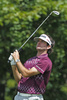 男子ゴルフ米国ツアー、カナディアン・オープン（RBC Canadian Open 2013）、2日目。9番でセカンドショットの行方を見守るバッバ・ワトソン（Bubba Watson、2013年7月26日撮影）。(c)AFP/Getty Images/Hunter Martin