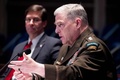米首都ワシントンで、下院軍事委員会の公聴会で証言する米軍制服組トップのマーク・ミリー統合参謀本部議長（右）とマーク・エスパー国防長官（左、2020年7月9日撮影）。(c)MICHAEL REYNOLDS / POOL / AFP