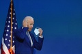 米デラウェア州ウィルミントンでの演説を前にマスクを外すジョー・バイデン次期大統領（2020年11月9日撮影）。(c)Angela Weiss / AFP