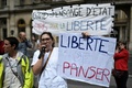 仏パリで、特定業種の従事者に対する新型コロナウイルスワクチン接種の義務化や「衛生パス」の導入に抗議して行われたデモ（2021年8月5日撮影）。(c)STEPHANE DE SAKUTIN / AFP