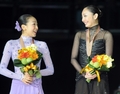 台湾・台北（Taipei）で20日、フィギュアスケート四大陸選手権（ISU Four Continents Figure Skating Championships 2011）の女子シングル・フリースケーティング（FS）が行われ、SP1位の安藤美姫（Miki Ando、右）が合計201.34点で優勝した。2位は浅田真央（Mao Asada、左）、3位は米国の長洲未来（Mirai Nagasu）、鈴木明子（Akiko Suzuki）は7位だった（2011年2月20日撮影）。(c)AFP/Sam YEH