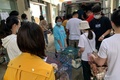 中国南西部成都で、保護された動物が入ったケージを運ぶボランティア。成都愛の家動物救助センター提供（2021年5月5日撮影、7日提供）。(c)AFP PHOTO / Chengdu Aizhijia Animal Rescue Centre
