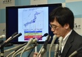 小笠原沖で発生した地震について記者会見する気象庁の中村浩二・地震情報企画官（2015年5月30日撮影）。(c)AFP/KAZUHIRO NOGI