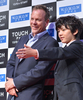 都内で行われた最新主演ドラマ『TOUCH／タッチ（Touch）』の記者会見に出席した俳優キーファー・サザーランド（Kiefer Sutherland、左）とゲストとして登場した濱田龍臣（Tatsuomi Hamada、2012年9月3日撮影）。(c)AFP/Yoshikazu TSUNO