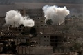 シリア北部アインアルアラブ（Ain al-Arab、クルド名：コバニ、Kobane）から立ちのぼる砲撃の煙。国境の反対側トルコ・シャンルウルファ（Sanliurfa）県の村ムルシトピナル（Mursitpinar）より（2014年10月13日撮影）。(c)AFP/ARIS MESSINIS