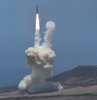 米カリフォルニア州にあるバンデンバーグ空軍基地から発射された地上配備型迎撃ミサイル（2017年5月30日撮影）。(c)AFP/Gene Blevins