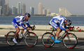 第8回ツアー・オブ・カタール第1ステージのチームタイムトライアルに臨むクイックステップのトム・ボーネン（%%Tom Boonen%%、ベルギー、右）とセバスチャン・ロッセラー（%%Sebastien Rosseler%%、ベルギー）。（2009年2月1日撮影）(c)AFP/KARIM JAAFAR