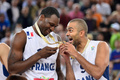 バスケットボール欧州選手権2013（2013 European Basketball Championship）は22日、決勝が行われ、フランスが80-66でリトアニアを下し、優勝を飾った。

優勝に歓喜するフランスのフローレン・ピートラス（Florent Pietrus、左）とトニー・パーカー（Tony Parker、2013年9月22日撮影）。(c)AFP/JURE MAKOVEC