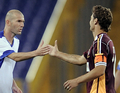 元フランス代表でASローマ（%%AS Roma%%）などで活躍したヴァンサン・カンデラ（%%Vincent Candela%%）氏の引退記念試合（ASローマ2001対フランス1998）が5日、ローマ（Rome）のスタディオ・オリンピコ（Stadio Olimpico）で行われた。写真は試合後に握手を交わすASローマ2001のフランチェスコ・トッティ（%%Francesco Totti%%）とフランス1998のジネディーヌ・ジダン（%%Zinedine Zidane%%）氏（左）。（2009年6月5日撮影）(c)AFP/FILIPPO MONTEFORTE