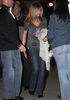 チャリティ・ブランド「オムニピース(OmniPeace)」のＴシャツを着用した女優のジェニファー・アニストン（Jennifer Aniston）。(c) OmniPeace