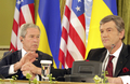 2008年4月1日、ウクライナの首都キエフ（Kiev）で、記者会見に臨むビクトル・ユーシェンコ（Viktor Yushchenko）大統領（右）とジョージ・W・ブッシュ（George W. Bush）米大統領（左）。(c)AFP/PRESIDENTIAL PRESS-SERVICE/MYKOLA LAZARENKO