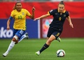 女子サッカーW杯カナダ大会・決勝トーナメント1回戦、ブラジル対オーストラリア。ブラジルのマルタ（左）とボールを競るオーストラリアのケイトリン・フォード（2015年6月21日撮影）。(c)AFP/Getty Images/Elsa