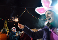 ロシア・モスクワ（Moscow）の赤の広場（Red Square）には1日未明、新年を祝おうと約12万人が集まった。ドミトリー・メドベージェフ（Dmitry Medvedev）大統領は、経済危機に耐えている国民に感謝するとともに家族の大切さを強調した。写真は赤の広場で花火を手に新年を祝う人々(2010年1月1日撮影)。(c)AFP/DMITRY KOSTYUKOV