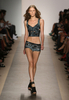 米・ニューヨーク市内で発表されたエルベ・レジェ バイ マックスアズリア（Herve Leger By Max Azria）の10年春夏コレクション（2009年9月13日撮影）。(c)AFP/Getty Images/Kristian Dowling