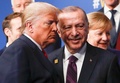 英ロンドン近郊のワトフォードで開かれた北大西洋条約機構（NATO）首脳会議で、集合写真の撮影に臨むドナルド・トランプ米大統領（左）と、トルコのレジェプ・タイップ・エルドアン大統領（右、2019年12月4日撮影）。(c)PETER NICHOLLS / POOL / AFP