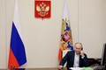 ロシア・モスクワで、電話で話すウラジーミル・プーチン大統領（2022年1月3日撮影、資料写真）。(c)MIKHAIL KLIMENTYEV / SPUTNIK / AFP