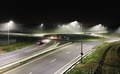 英オックスフォードシャーで、LEDライトの街灯に照らされた交差点。ダグラス・ボーイズ氏提供（撮影日不明）。(c)AFP PHOTO / Douglas Boyes