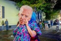 米ルイジアナ州ニューオリンズで、民主党の大統領候補ジョー・バイデン氏の勝利を祝う支持者（2020年11月7日撮影）。(c)Emily Kask / AFP