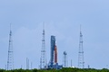 米フロリダ州ケネディ宇宙センターで、発射台に設置された無人月探査ロケット（2022年9月3日撮影）。(c)CHANDAN KHANNA / AFP