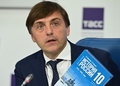 新たに制作されたロシアの高校生向けの世界史とロシア史の教科書について発表するセルゲイ・クラフツォフ教育相。モスクワで（2023年8月7日撮影）。(c)Yuri KADOBNOV / AFP