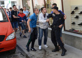 写真はウクライナ西部リビウ（Lviv）で水をかけた男性ともみ合いになる警察官（2013年5月6日撮影）。(c)AFP/YURIY DYACHYSHYN