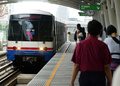 タイ・バンコクの中心部にある高架鉄道BTSの駅（2003年8月26日撮影、資料写真）。(c)AFP/Saeed KHAN