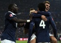 サッカー国際親善試合、フランス対スウェーデン。得点を挙げたラファエル・バラン（Raphael Varane、中央）と喜ぶフランスのムサ・シッソコ（Moussa Sissoko、左）とアントワーヌ・グリエスマン（Antoine Griezmann、2014年11月18日撮影）。(c)AFP/FRANCK FIFE