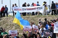 ジョージアの首都トビリシの空港前で行われたロシア直行便再開に抗議するデモ（2023年5月19日撮影）。(c)Vano SHLAMOV / AFP