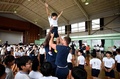 熊本市内の小学校を訪れ、ラインアウトの動きで児童を担ぎ上げるフランスのヤクーバ・カマラ（中央左）とグレゴリー・アルドリット（2019年9月26日撮影）。(c)FRANCK FIFE / AFP