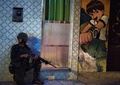 ブラジル・リオデジャネイロ（Rio de Janeiro）のファベーラ（スラム街）、マレ地区（Mare）で、警察の作戦を支援するブラジル海兵隊の隊員（2014年3月30日撮影）。(c)AFP/CHRISTOPHE SIMON
