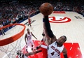 14-15NBAプレーオフ・イースタンカンファレンス準決勝（7回戦制）、アトランタ・ホークス対ワシントン・ウィザーズ。リバウンドを捕るアトランタ・ホークスのポール・ミルサップ（2015年5月5日撮影）。(c)AFP/Getty Images/Kevin C. Cox
