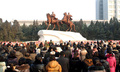 北朝鮮の平壌（Pyongyang）にある錦繍山太陽宮殿（Kumsusan Palace of the Sun）で17日、金正日（Kim Jong Il）総書記の一周忌の式典が行われ、金正恩（キム・ジョンウン、Kim Jong-Un）第1書記や李雪主（リ・ソルジュ、Ri Sol-Ju）夫人、朝鮮労働党や軍の幹部らが出席した。

また、宮殿前広場では軍事パレードが行われたほか、平壌市内では金総書記と故・金日成（キム・イルソン、Kim Il-Sung）主席の銅像が設置された広場に人々が集まった。

写真は平壌市内の金総書記と金日成主席の銅像に花を捧げる人々（2012年12月17日撮影）。(c)AFP/KCNA via KNS