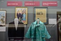 韓国・ソウル北東の加平にある統一教会の天正宮博物館に展示された、北朝鮮の故金日成国家主席と会見した時に創始者の故文鮮明氏と妻の韓鶴子氏が着た服（2016年2月13日撮影）。(c)AFP/Ed Jones