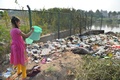 インド南部バンガロールで、湖のほとりにごみを投棄する住民（2017年1月10日撮影）。(c)AFP/Manjunath KIRAN