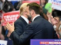 ドナルド・トランプ前大統領（左）とJ・D・バンス上院議員。米中西部ミシガン州グランドラピッズで開かれた選挙集会で（2024年7月20日撮影）。(c)Jim WATSON / AFP