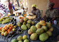 写真は29日、キダルの市場で果物を売る女性たち。(c)AFP/KAMBOU SIA