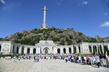 スペイン政府、フランコ総統の遺体掘り起こしを閣議決定 写真2枚 国際