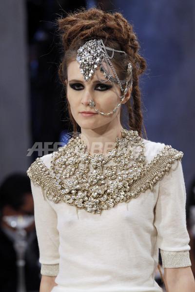 CHANEL パリ・エディンバラ フード付き マフラー メティエダール シャネル CHANEL MÉTIERS D'ART Collection シャネル メティエダール
