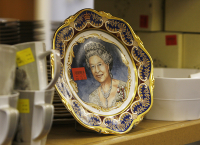 高級陶磁器ウェッジウッド、株取引一時停止