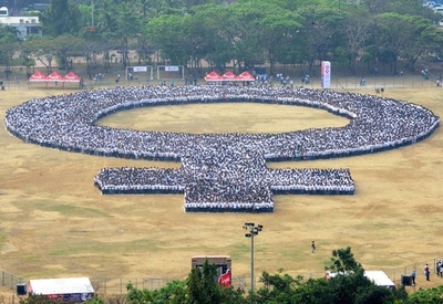 巨大な「女性のマーク」でギネス記録に挑戦、フィリピン