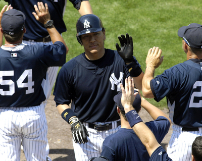ヤンキースがフィリーズに勝利、松井秀は2安打2打点