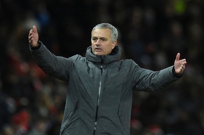 モウリーニョ監督がダービー後にシティの選手と口論、ボトルが頭直撃