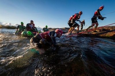 2人1組で75キロ 走って泳ぐ「スイムラン」世界大会 スウェーデン