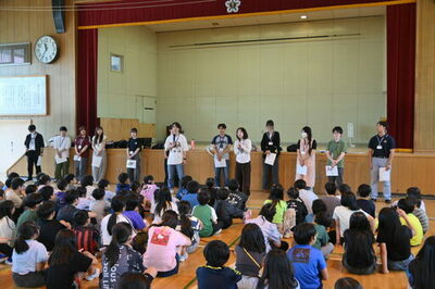 札幌大学の教員と学生が札幌市立西岡小学校で英語協力授業を実施 ― ゲームやグループ活動を通して児童らと交流