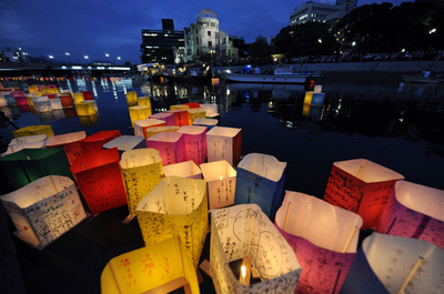 原爆ドーム前で灯籠流し 広島