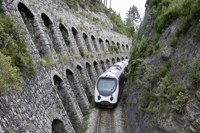 谷やビーチ、絶景を駆け抜けるコルシカ鉄道 仏