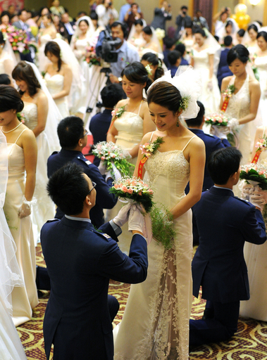 台湾空軍、60組の集団結婚式