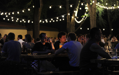 客にコカイン配り誕生パーティー、76歳バー経営者を逮捕 独