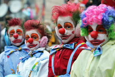 ピエロや人食いがマケドニアでカーニバルパレード
